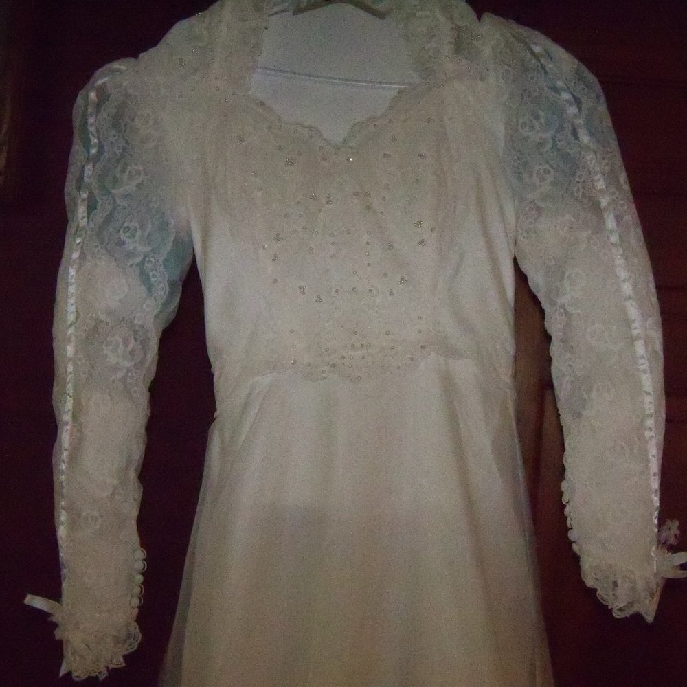 LONG SLEEVE WHITE Wedding Dress SIze 6 Sheer